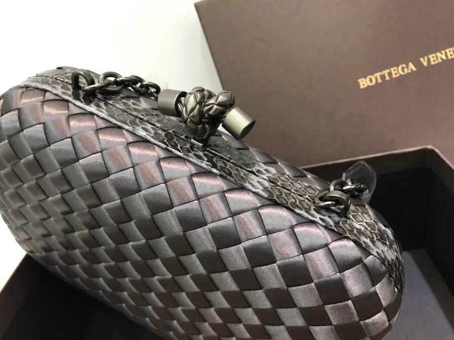 The latest and most popular Knot clutch from the 8651 counter is made of exquisite Japanese silk fabric with snakeskin piping. It looks elegant when worn cross-body or in the hand. It can also be carried by petite girls and can hold 2 iPhone X phones. Size: 20cm*12cm